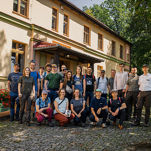 Abb 1 Die Studierenden der BFH-HAFL zusammen mit Mitgliedern von Staatsforst Polen auf dem Weg ins Feld.