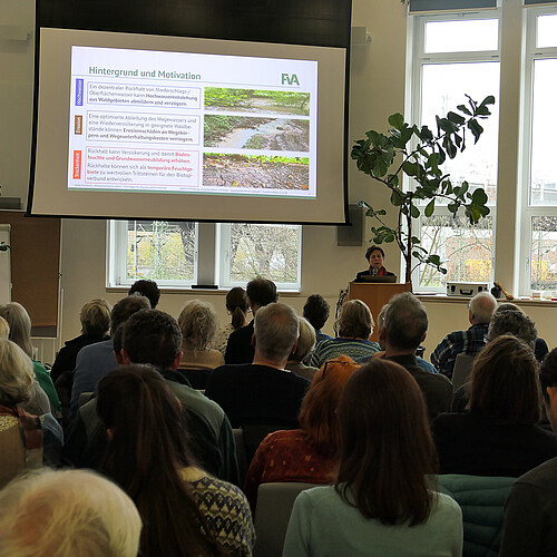 Monika Runkel von der Forstlichen Versuchs- und Forschungsanstalt Baden-Württemberg stellt ihr Projekt «Wasserspeicher Wald» vor.