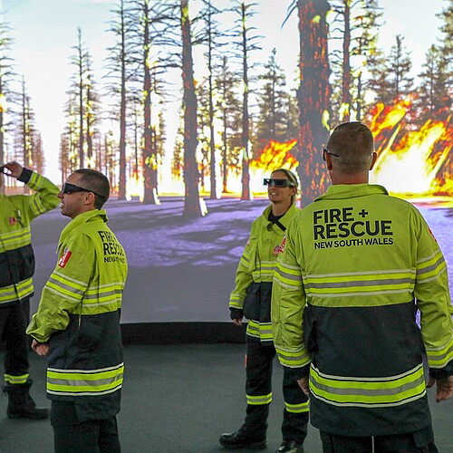 Das virtuelle Feuer in einer Kiefernplantage verhält sich wie in der Realität, bringt die Feuerwehrteams aber nicht in Gefahr.