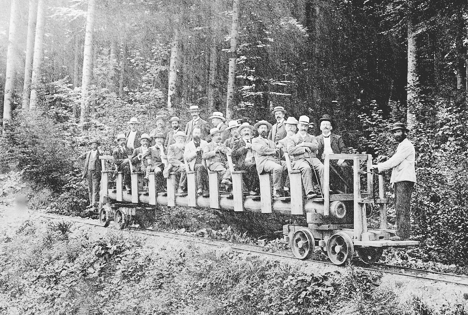 Abb 1 Der Stadtrat von Zürich auf einer Rundfahrt mit der Waldeisenbahn im Sihlwald um 1900.