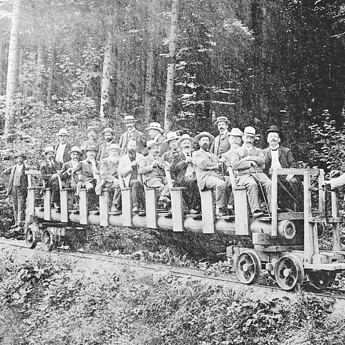 Abb 1 Der Stadtrat von Zürich auf einer Rundfahrt mit der Waldeisenbahn im Sihlwald um 1900.